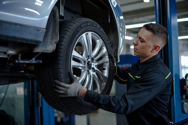 Mechanic removing wheel for brake repair-Woodlyn Park Brake Repair Dingmans Mechanical Mechanic removing wheel for brake repair-Woodlyn Park Brake Repair Dingmans Mechanical